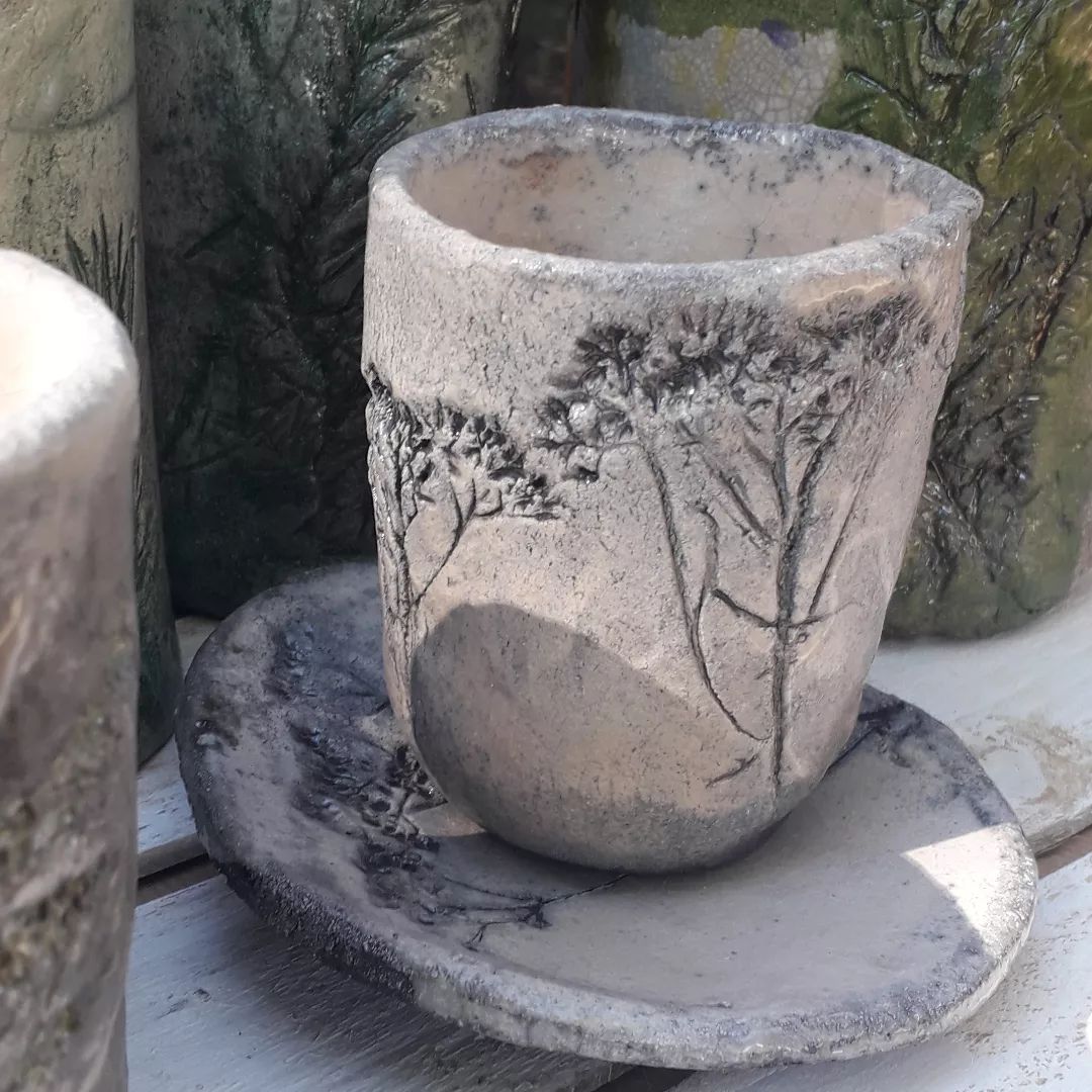 Tazze ceramica raku con impronte foglie